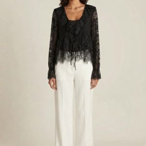 Blusa de renda com folhos peito