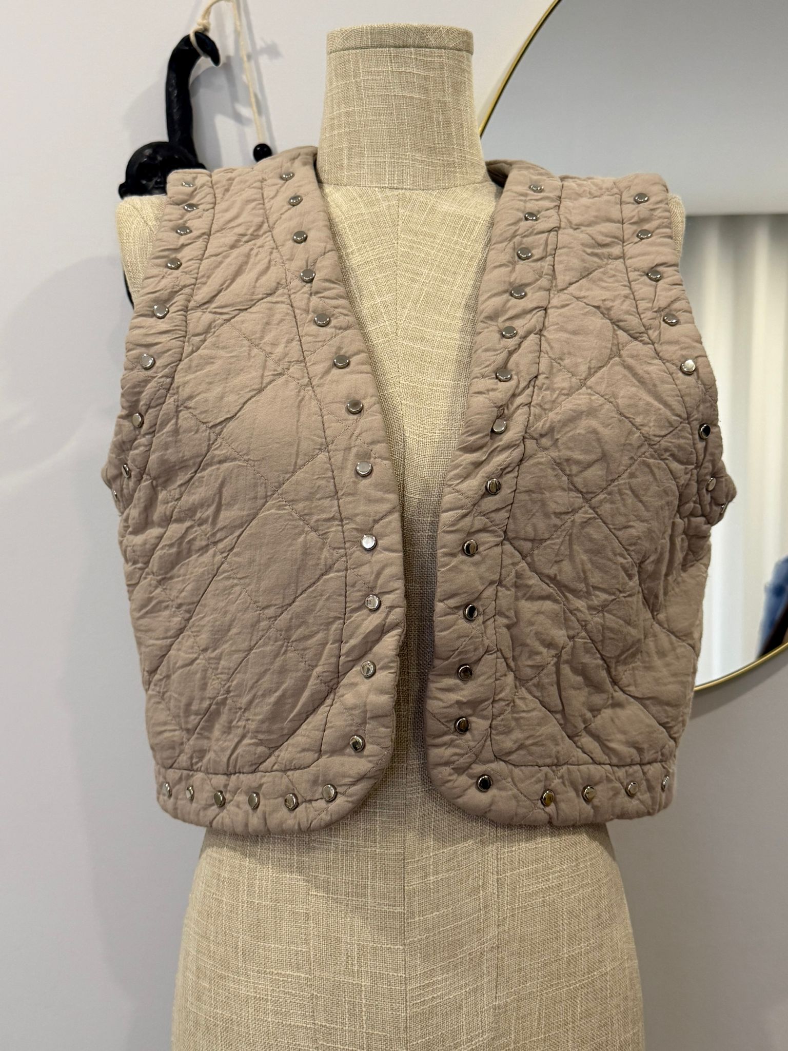 Colete Curto acolchoado com Tachas - Creme - Image 2