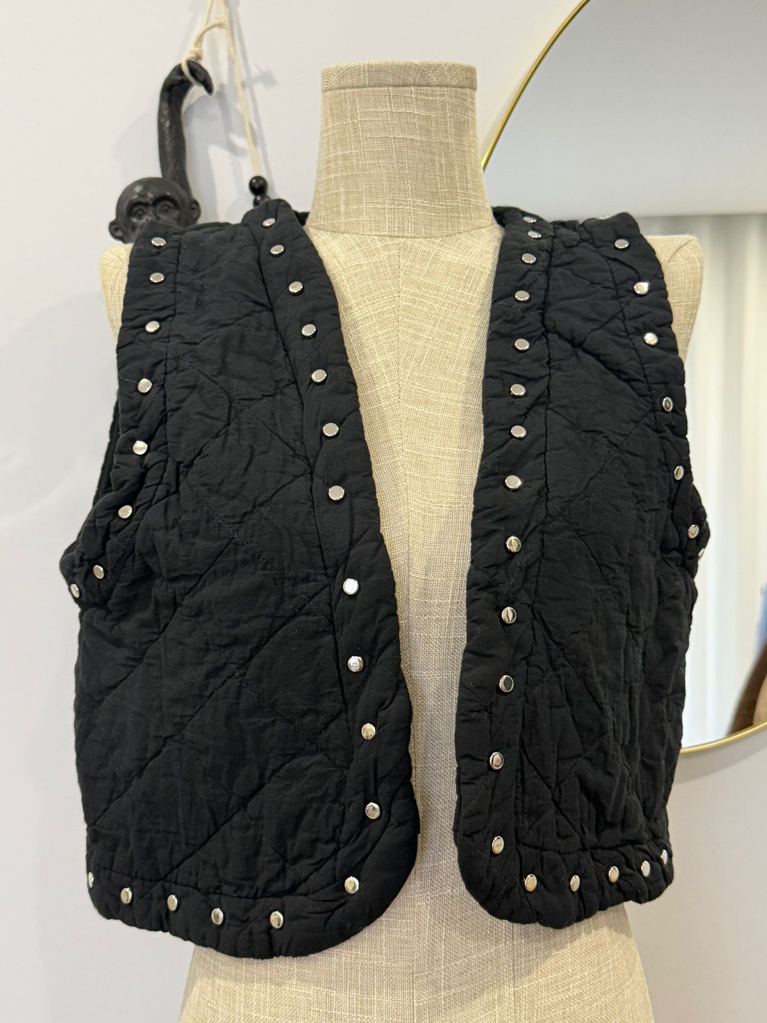 Colete Curto acolchoado com Tachas - Preto - Image 2