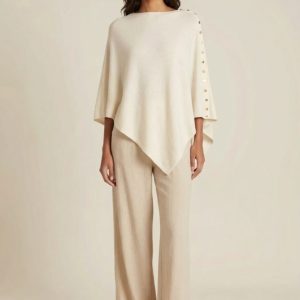 Poncho em Malha Macia com Tachas Laterais